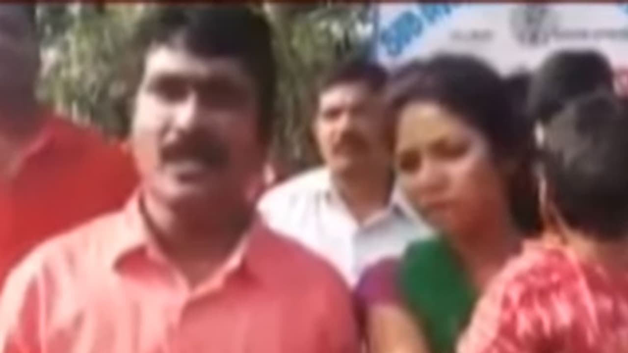 ఇల్లెందు మున్సిపల్ కమిషనర్ పై టిఆర్ఎస్ దాడి ఇల్లెందు మున్సిపల్ కమిషనర్ పై టిఆర్ఎస్ దాడి