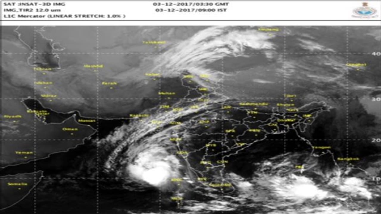 குமரியில் இருந்து ஷிப்ட் ஆன புயல்... குஜராத்தை நோக்கி ! குமரியில் இருந்து ஷிப்ட் ஆன புயல்... குஜராத்தை நோக்கி !