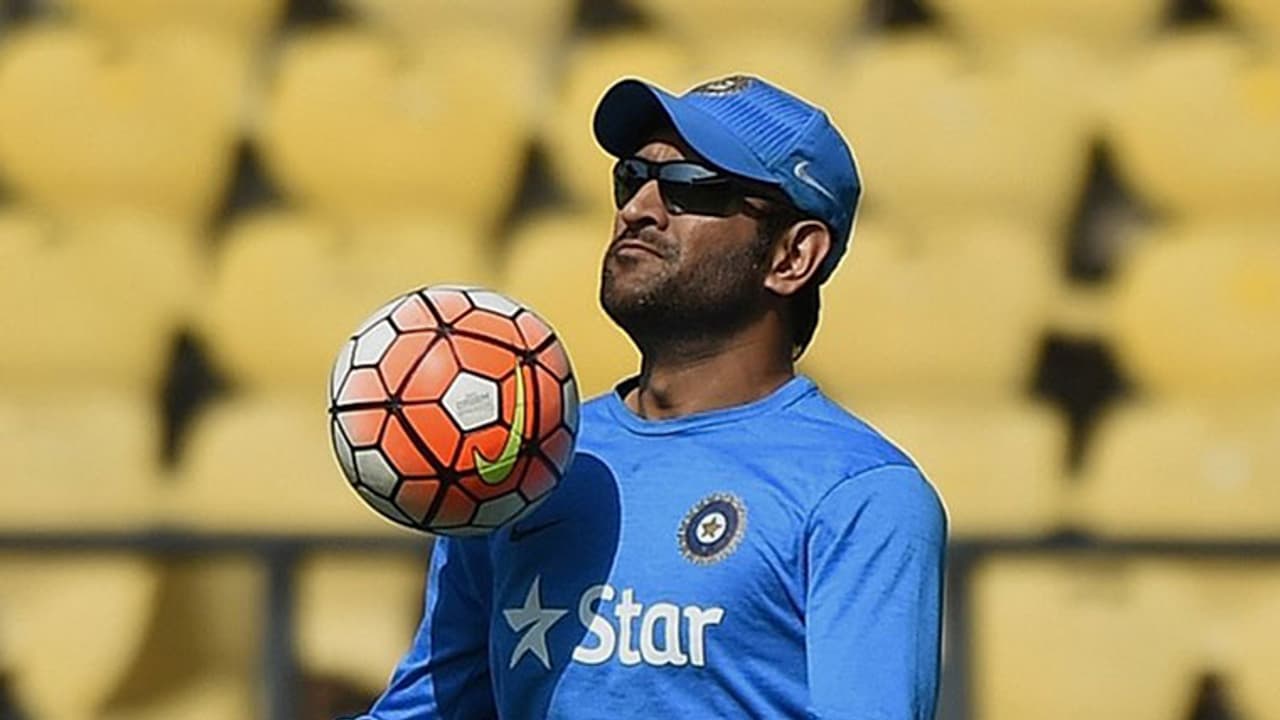 ಟಿ20ಯಿಂದ ಡ್ರಾಪ್ ಆದ ಧೋನಿಗೆ ಗವಾಸ್ಕರ್ ನೀಡಿದ ಸಲಹೆ ಏನು? ಟಿ20ಯಿಂದ ಡ್ರಾಪ್ ಆದ ಧೋನಿಗೆ ಗವಾಸ್ಕರ್ ನೀಡಿದ ಸಲಹೆ ಏನು?