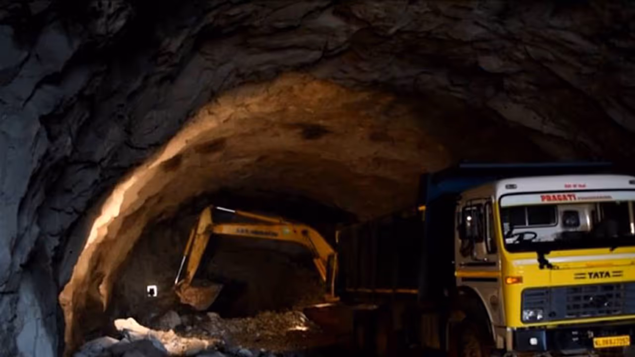 കുതിരാന് കുരുക്കായി അഗ്നിരക്ഷാസേന; നിയമലംഘനം നടന്നെന്ന് തച്ചങ്കരി കുതിരാന് കുരുക്കായി അഗ്നിരക്ഷാസേന; നിയമലംഘനം നടന്നെന്ന് തച്ചങ്കരി