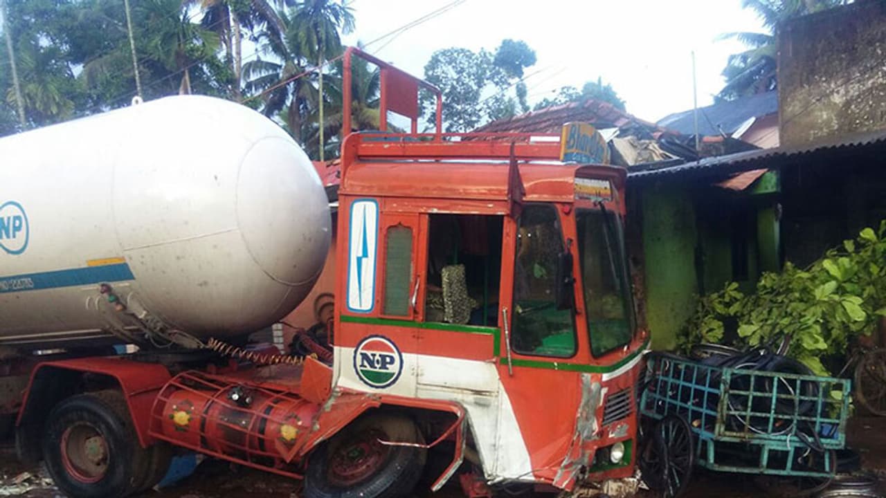 ദേശിയപാതയിലെ കുഴിയില് വീണ് ടാങ്കര് ലോറിയുടെ ആക്സില് ഒടിഞ്ഞു ദേശിയപാതയിലെ കുഴിയില് വീണ് ടാങ്കര് ലോറിയുടെ ആക്സില് ഒടിഞ്ഞു