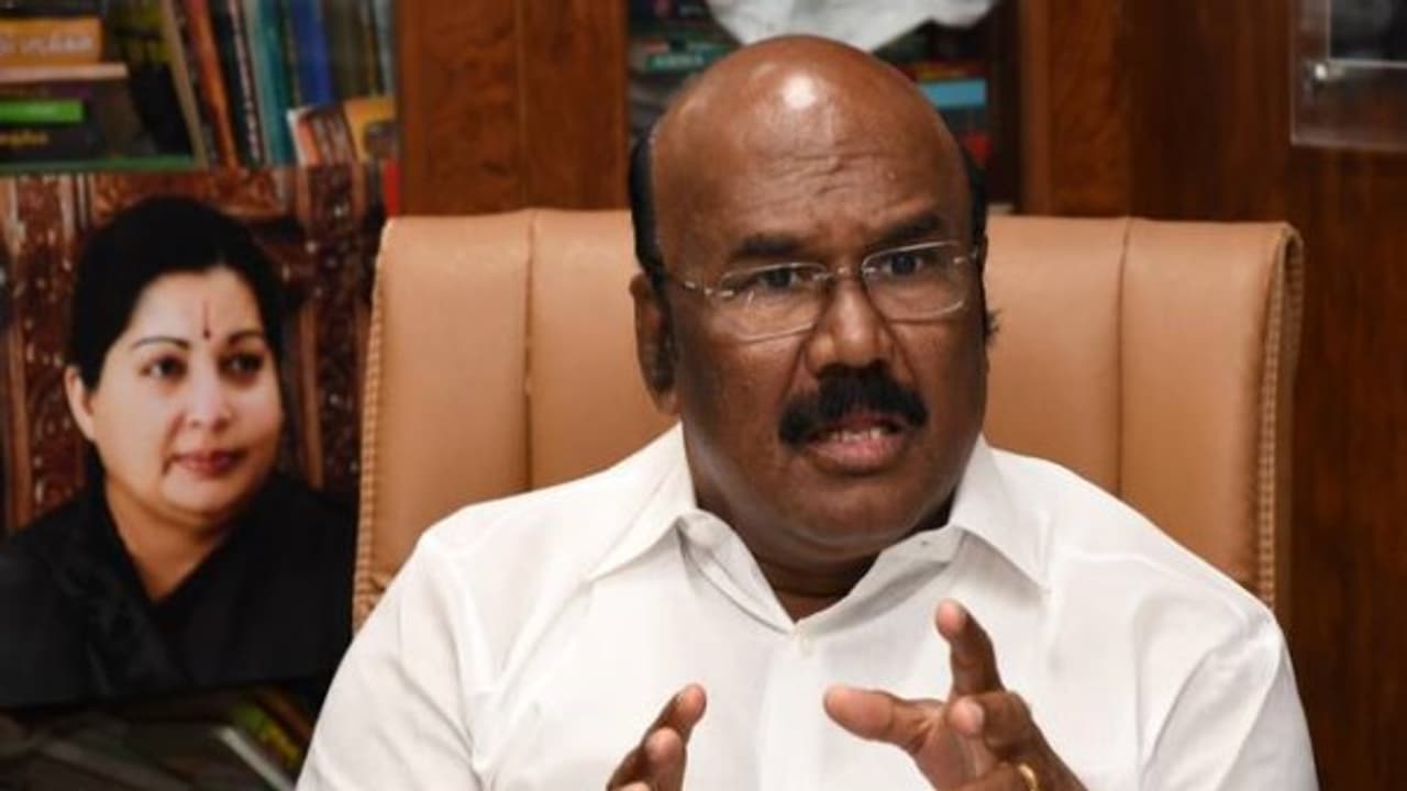 ஆஹா....டீ கடையில் அமைச்சர் ஜெயக்குமார் செல்பி....யார் கூட தெரியுமா..? ஆஹா....டீ கடையில் அமைச்சர் ஜெயக்குமார் செல்பி....யார் கூட தெரியுமா..?