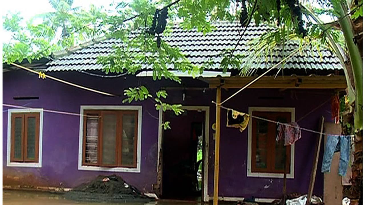 മഴ മാറി, വെയിലെത്തി: വെള്ളം കുറയാതെ കുട്ടനാട് മഴ മാറി, വെയിലെത്തി: വെള്ളം കുറയാതെ കുട്ടനാട്