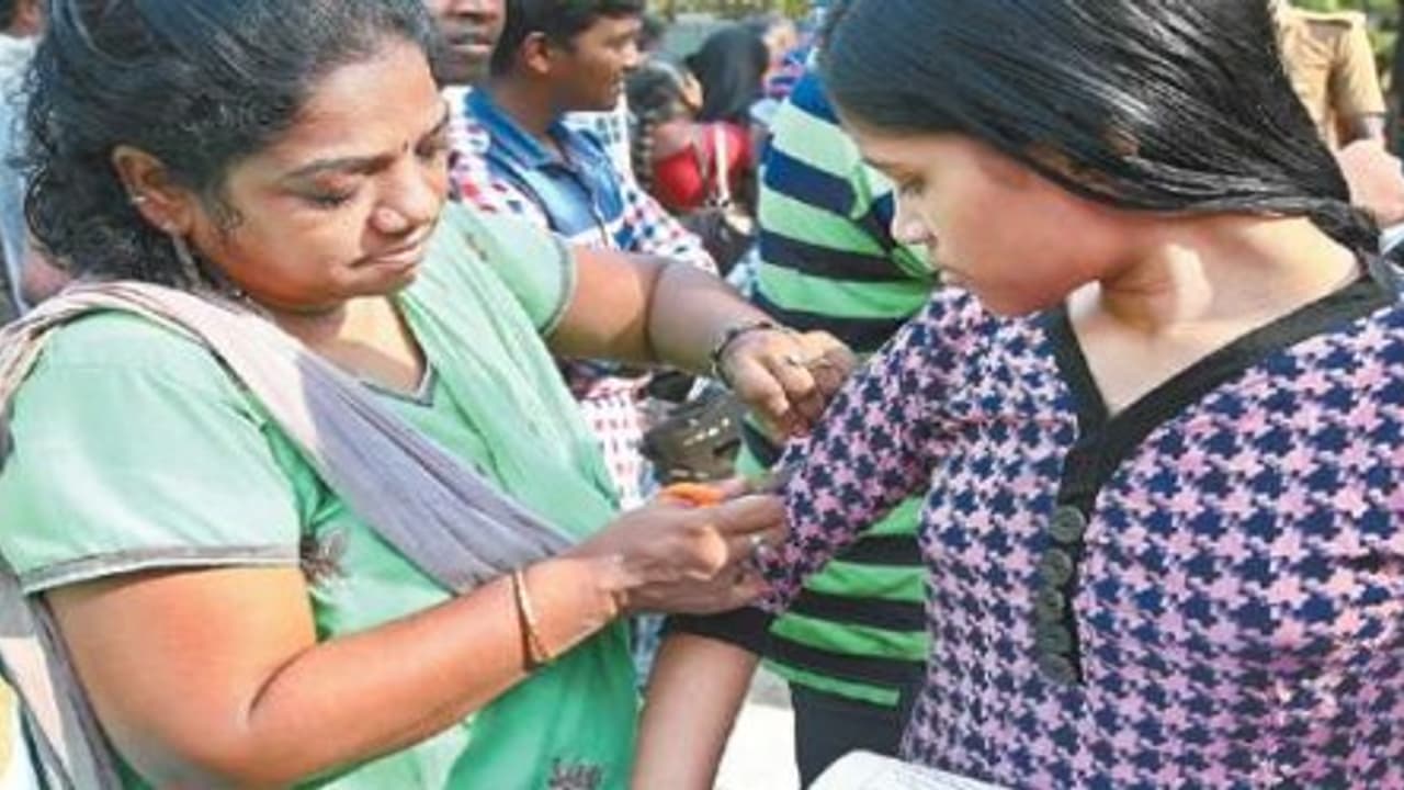 "சோதனை என்ற பெயரில் மாணவிகளிடம் அத்து மீறிய அதிகாரிகள்..." விசாரணை நடத்த மகளிர் ஆணையம் உத்தரவு "சோதனை என்ற பெயரில் மாணவிகளிடம் அத்து மீறிய அதிகாரிகள்..." விசாரணை நடத்த மகளிர் ஆணையம் உத்தரவு