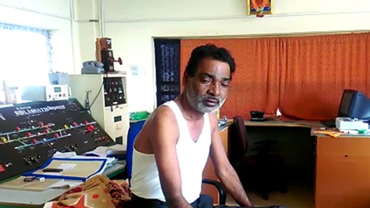 ಕಂಠಪೂರ್ತಿ ಕುಡಿದು ಪ್ರಯಾಣಿಕರಿಗೆ ಸತಾಯಿಸುವ ರೈಲ್ವೆ ಸ್ಟೇಷನ್ ಮಾಸ್ಟರ್ ಕಂಠಪೂರ್ತಿ ಕುಡಿದು ಪ್ರಯಾಣಿಕರಿಗೆ ಸತಾಯಿಸುವ ರೈಲ್ವೆ ಸ್ಟೇಷನ್ ಮಾಸ್ಟರ್