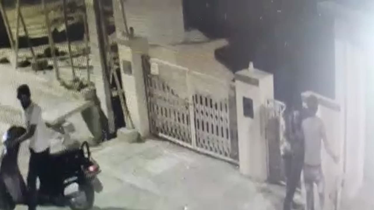 ಅತ್ತಿಗುಪ್ಪೆಯಲ್ಲಿ ಯುವಕನಿಗೆ ಚಾಕು ತೋರಿಸಿ ಮೊಬೈಲ್, ಪರ್ಸ್ ಕದ್ದು ಪರಾರಿ ಅತ್ತಿಗುಪ್ಪೆಯಲ್ಲಿ ಯುವಕನಿಗೆ ಚಾಕು ತೋರಿಸಿ ಮೊಬೈಲ್, ಪರ್ಸ್ ಕದ್ದು ಪರಾರಿ