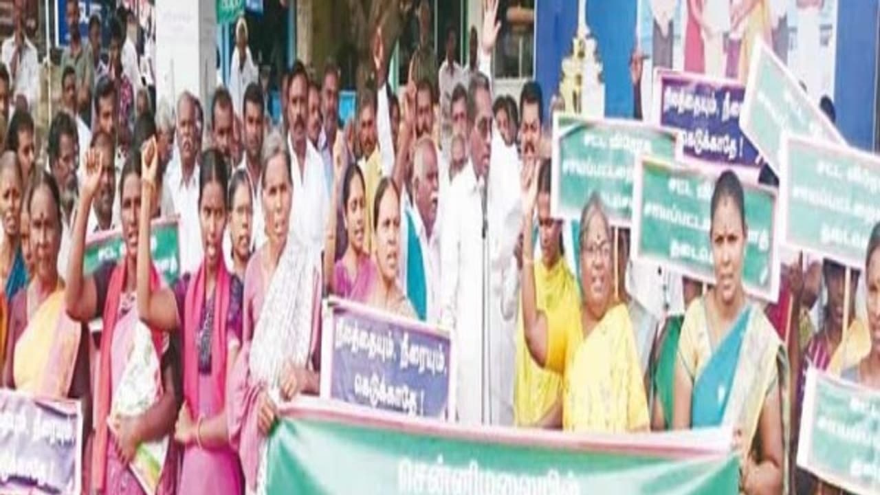 சாயத் தொழிற்சாலைகளை நிரந்தரமாக தடை செய்ய வேண்டி ஈரோட்டில் சுற்றுச்சூழல் பாதுகாப்பு குழு ஆர்ப்பாட்டம்… சாயத் தொழிற்சாலைகளை நிரந்தரமாக தடை செய்ய வேண்டி ஈரோட்டில் சுற்றுச்சூழல் பாதுகாப்பு குழு ஆர்ப்பாட்டம்…