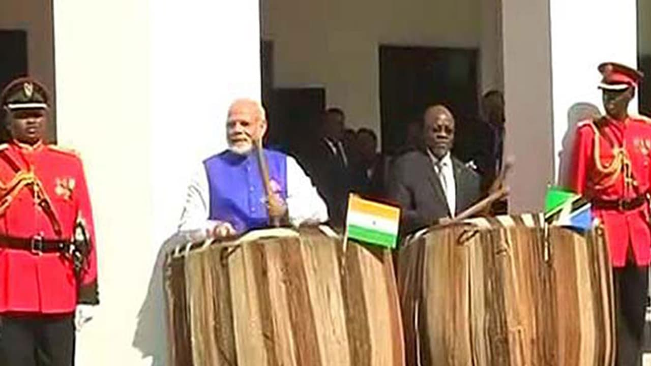 ദക്ഷിണാഫ്രിക്കന് സന്ദര്ശനം പൂര്ത്തിയാക്കി പ്രധാനമന്ത്രി ടാന്സാനിയയില് ദക്ഷിണാഫ്രിക്കന് സന്ദര്ശനം പൂര്ത്തിയാക്കി പ്രധാനമന്ത്രി ടാന്സാനിയയില്