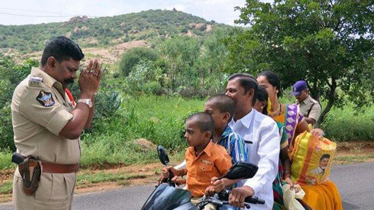 ವೈರಲ್ ಆಗುತ್ತಿರುವ ಈ ಪೋಟೋ ಹಿಂದಿನ ವಾಸ್ತವ ಇದು ವೈರಲ್ ಆಗುತ್ತಿರುವ ಈ ಪೋಟೋ ಹಿಂದಿನ ವಾಸ್ತವ ಇದು