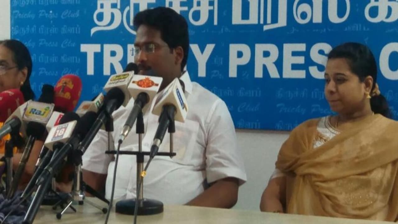 "அப்பாவிடமிருந்து எங்களை காப்பாத்துங்க" காதல் மனைவியுடன் பத்திரிகையாளர்களிடம் கதறிய திருச்சி சிவா மகன் "அப்பாவிடமிருந்து எங்களை காப்பாத்துங்க" காதல் மனைவியுடன் பத்திரிகையாளர்களிடம் கதறிய திருச்சி சிவா மகன்