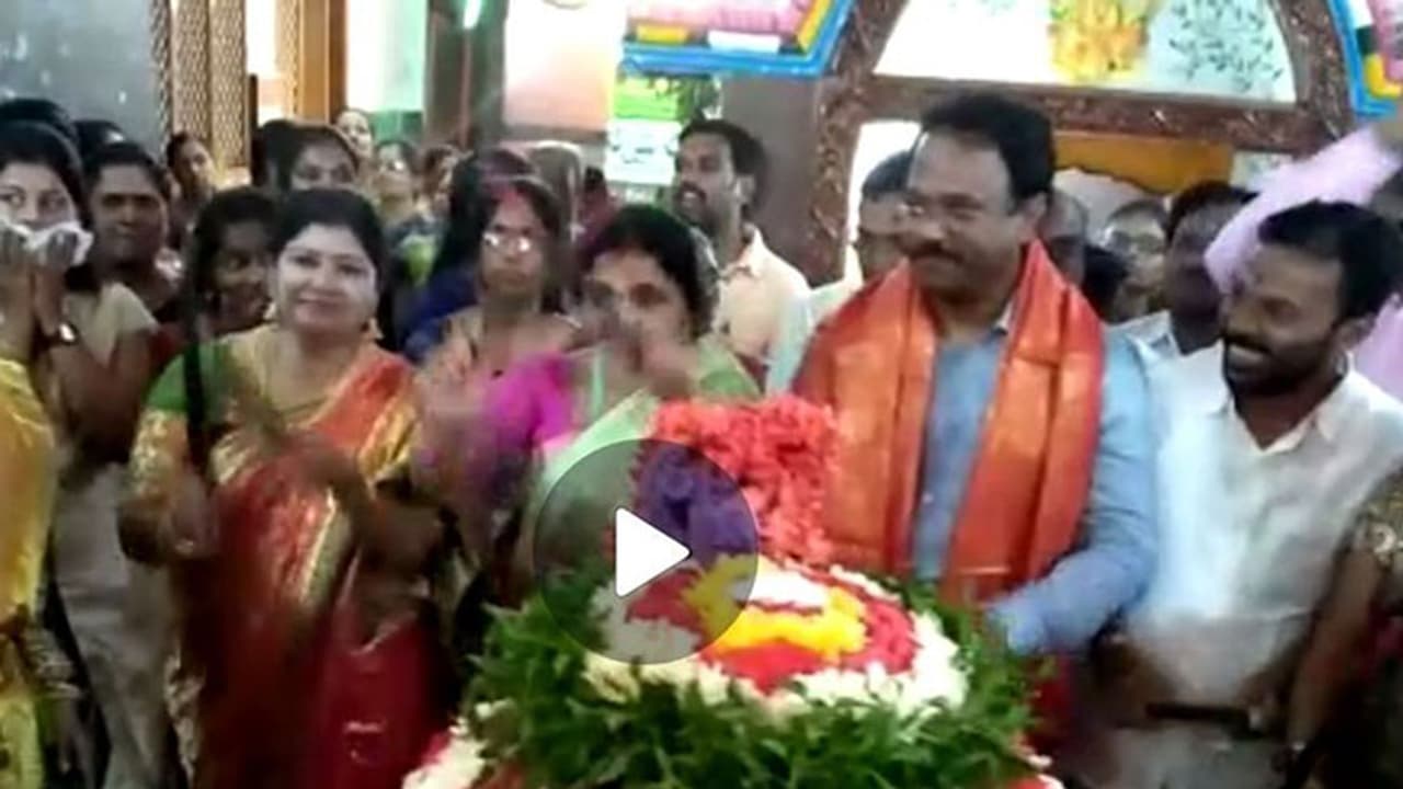 బతుకమ్మ సంబరాల్లో సతీసమేతంగా పాల్గొన్న మంత్రి (వీడియో) బతుకమ్మ సంబరాల్లో సతీసమేతంగా పాల్గొన్న మంత్రి (వీడియో)