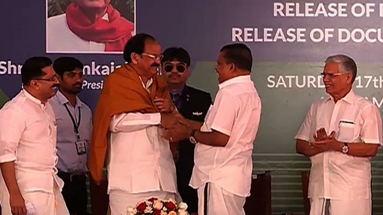 വെങ്കയ്യനായിഡുവിനെ പ്രശംസ കൊണ്ട് മൂടി പി.വി അബ്ദുല് വഹാബ് എം.പി വെങ്കയ്യനായിഡുവിനെ പ്രശംസ കൊണ്ട് മൂടി പി.വി അബ്ദുല് വഹാബ് എം.പി