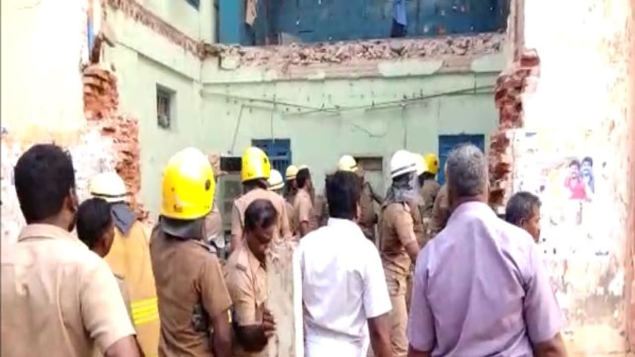 நாகை அருகே அரசு பணிமனை கட்டட மேற்கூரை இடிந்து விழுந்து விபத்து….. 8 பேர் உயிரிழப்பு !!! நாகை அருகே அரசு பணிமனை கட்டட மேற்கூரை இடிந்து விழுந்து விபத்து….. 8 பேர் உயிரிழப்பு !!!