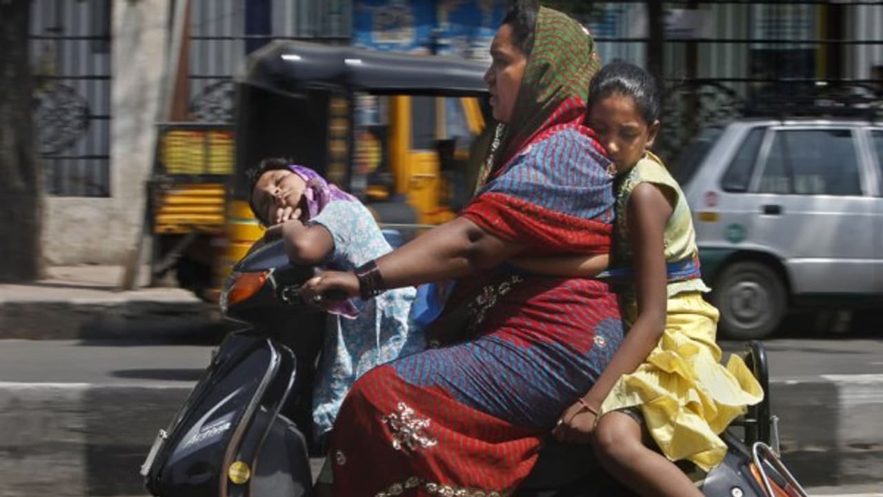 அம்மா ஸ்கூட்டர் வாங்க... என்னென்ன தகுதிகள்? யார் யாருக்கெல்லாம் கிடைக்கும்? அம்மா ஸ்கூட்டர் வாங்க... என்னென்ன தகுதிகள்? யார் யாருக்கெல்லாம் கிடைக்கும்?