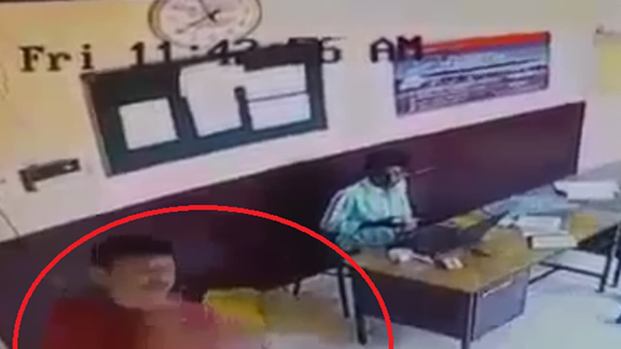 ಕಾರು ತಡೆದದ್ದಕ್ಕೆ ಟೋಲ್ ಸಿಬ್ಬಂದಿ ಮೇಲೆ ಶಾಸಕರಿಂದ ಹಲ್ಲೆ ಕಾರು ತಡೆದದ್ದಕ್ಕೆ ಟೋಲ್ ಸಿಬ್ಬಂದಿ ಮೇಲೆ ಶಾಸಕರಿಂದ ಹಲ್ಲೆ