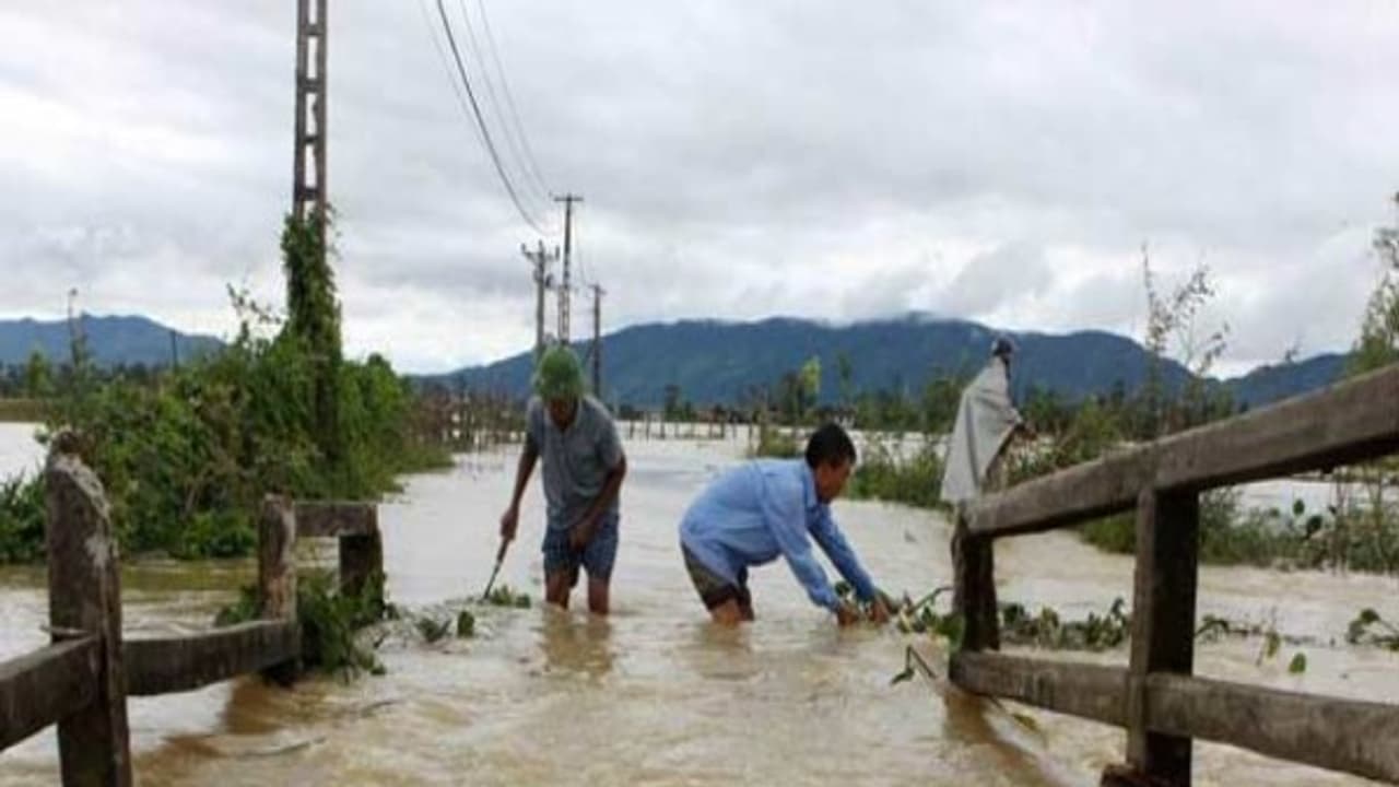 గోదావరి ఉగ్రరూపం: మునిగిన పోలవరం స్పిల్వే, జలదిగ్బంధంలో 400 గ్రామాలు గోదావరి ఉగ్రరూపం: మునిగిన పోలవరం స్పిల్వే, జలదిగ్బంధంలో 400 గ్రామాలు
