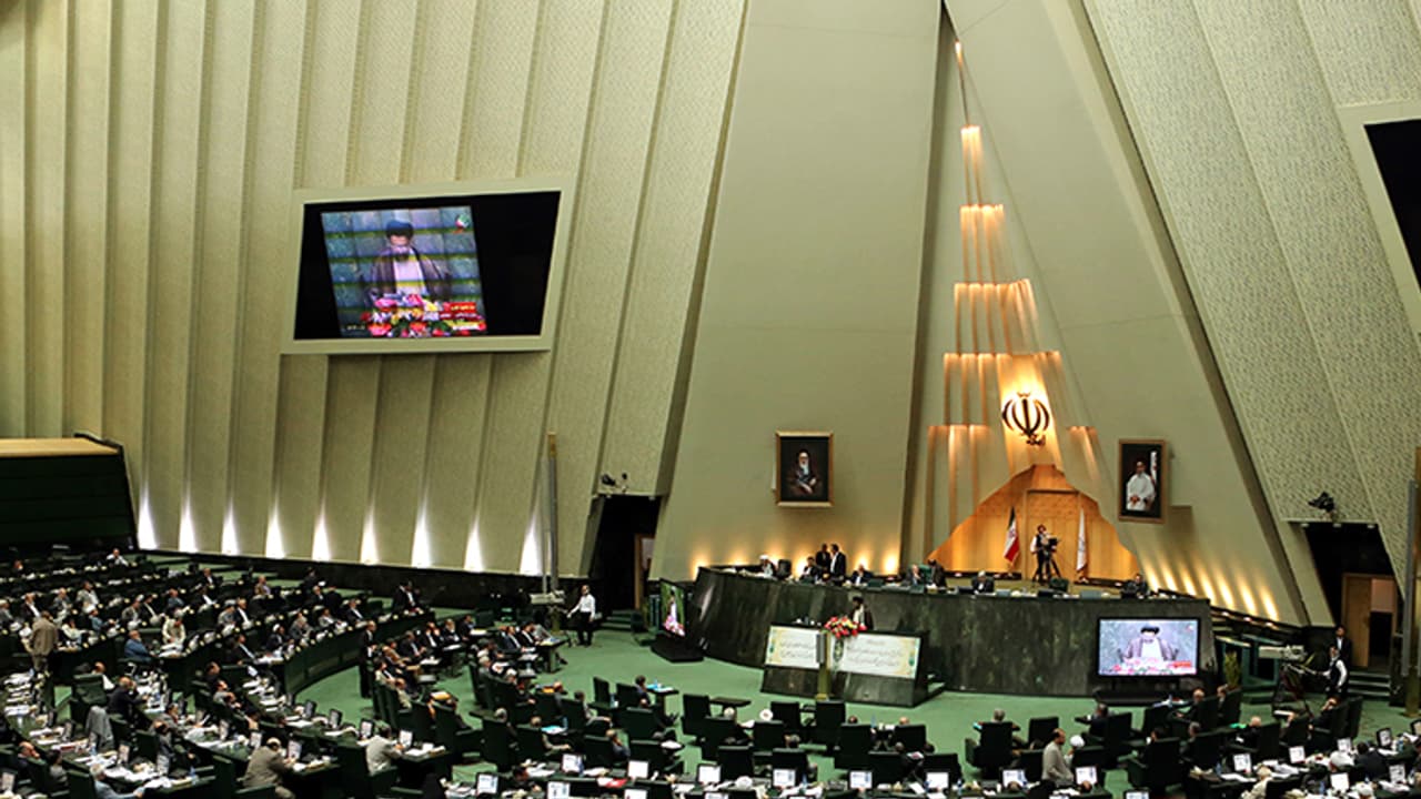 ಸಂಸತ್ ಭವನ ಸೇರಿದಂತೆ ಇರಾನ್ ರಾಜಧಾನಿಯ 2 ಕಡೆ ಉಗ್ರ ದಾಳಿ: 7 ಸಾವು ಸಂಸತ್ ಭವನ ಸೇರಿದಂತೆ ಇರಾನ್ ರಾಜಧಾನಿಯ 2 ಕಡೆ ಉಗ್ರ ದಾಳಿ: 7 ಸಾವು