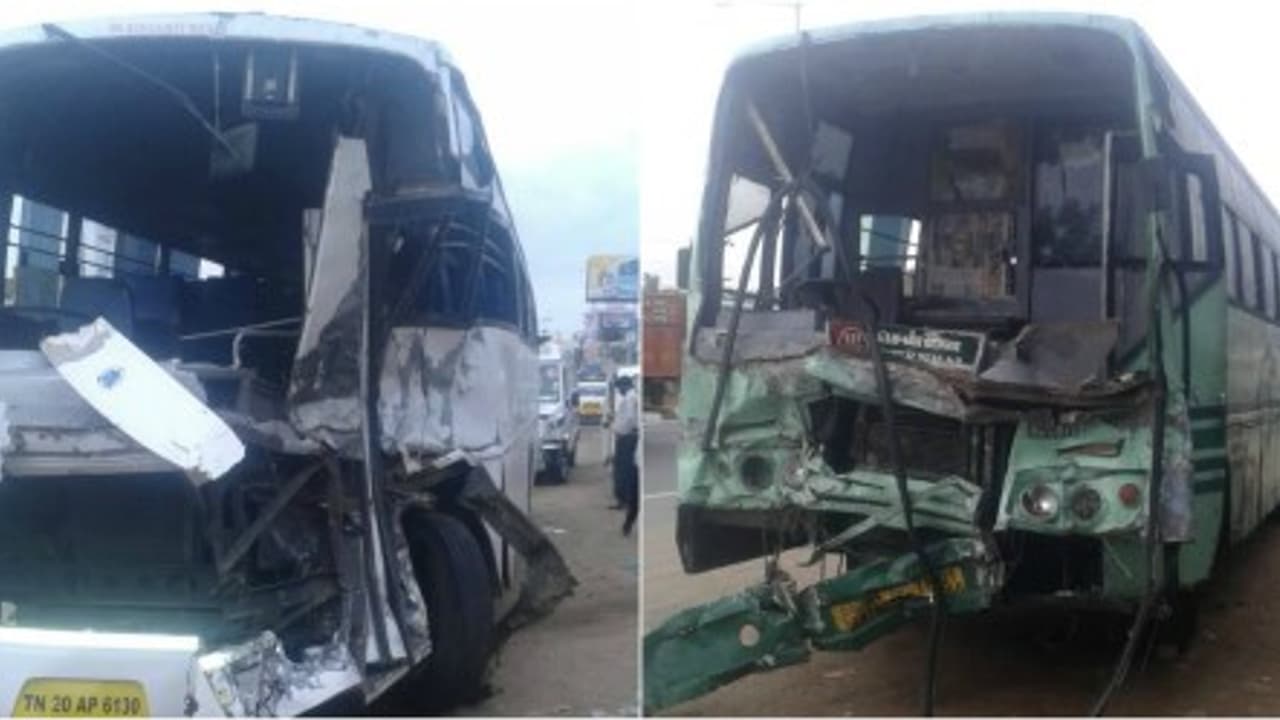 அதிகாலையில் பயங்கர விபத்து அரசு, தனியார் பஸ்கள் நேருக்கு நேர் மோதி 20 பேர் படுகாயம் அதிகாலையில் பயங்கர விபத்து அரசு, தனியார் பஸ்கள் நேருக்கு நேர் மோதி 20 பேர் படுகாயம்