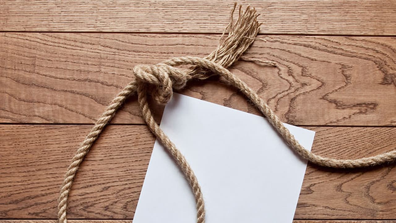 కరోనా క్వారంటైన్: ఉరేసుకొని వ్యాపారవేత్త ఆత్మహత్య కరోనా క్వారంటైన్: ఉరేసుకొని వ్యాపారవేత్త ఆత్మహత్య