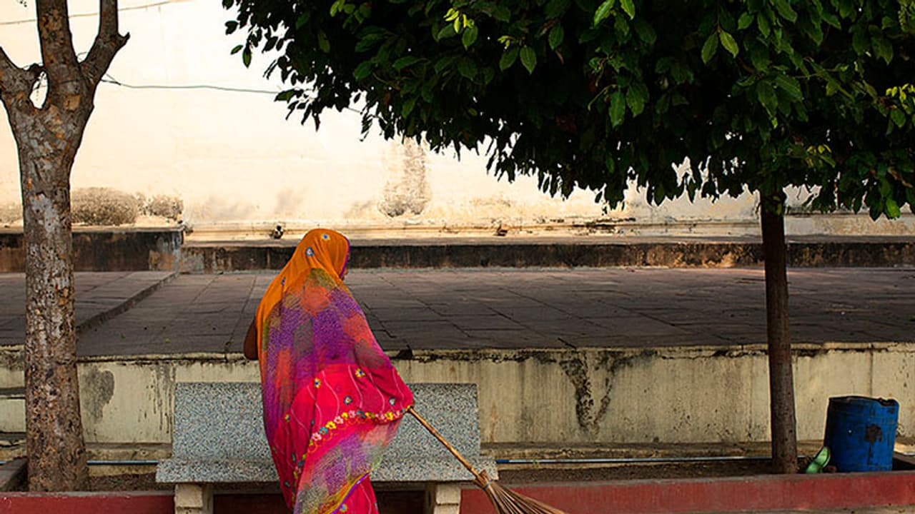 నెల్లూరులో దారుణం: పారిశుద్ద్య కార్మికురాలిపై ఆటోడ్రైవర్ అత్యాచారయత్నం నెల్లూరులో దారుణం: పారిశుద్ద్య కార్మికురాలిపై ఆటోడ్రైవర్ అత్యాచారయత్నం