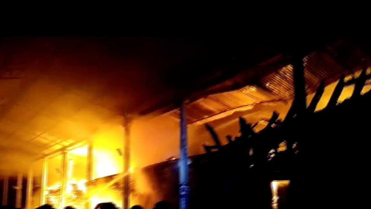 തൃശൂര് തിരുവില്വാമല ക്ഷേത്രത്തില് തീപിടിത്തം തൃശൂര് തിരുവില്വാമല ക്ഷേത്രത്തില് തീപിടിത്തം