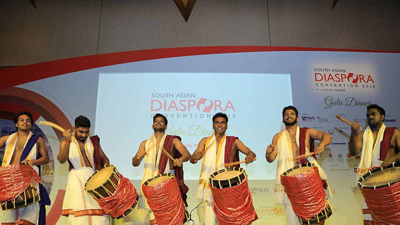 മലയാളി ശിങ്കാരിമേളക്കാരെ പ്രശംസിച്ച് സിംഗപൂര് പ്രധാനമന്ത്രി മലയാളി ശിങ്കാരിമേളക്കാരെ പ്രശംസിച്ച് സിംഗപൂര് പ്രധാനമന്ത്രി