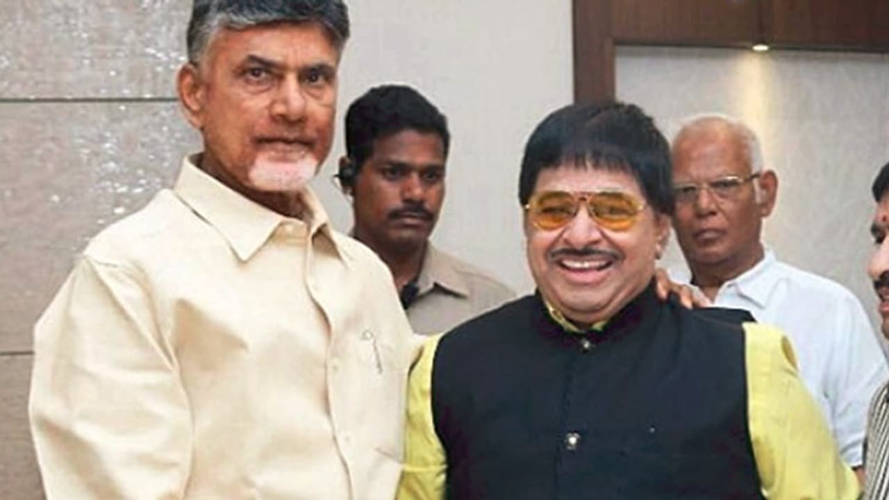 టీడీపీకి షాక్: బీజేపీలోకి అంబికా కృష్ణ టీడీపీకి షాక్: బీజేపీలోకి అంబికా కృష్ణ