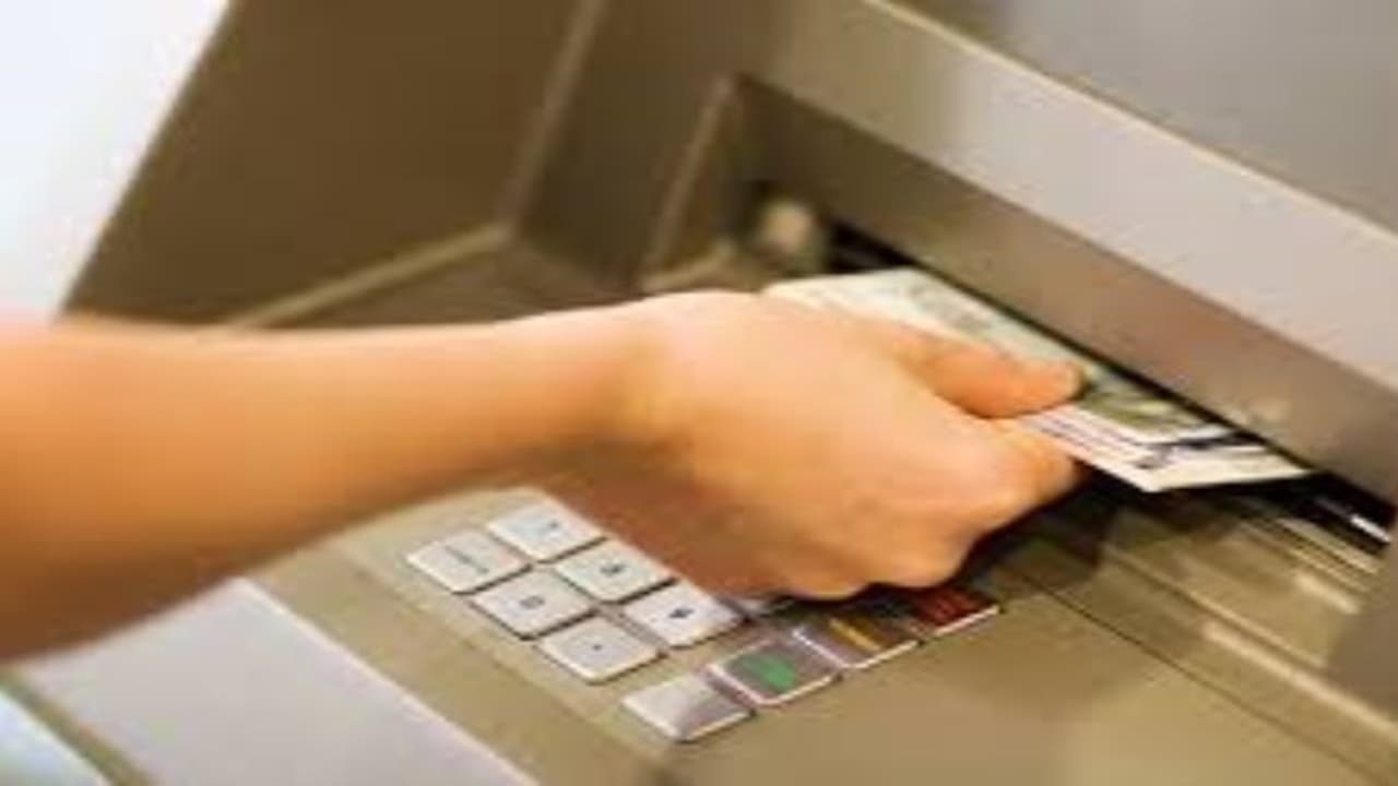 வெச்சாச்சு வேட்டு...! ஏடிஎம்மில் பணம் எடுத்தால் கட்டணம் .... வெச்சாச்சு வேட்டு...! ஏடிஎம்மில் பணம் எடுத்தால் கட்டணம் ....