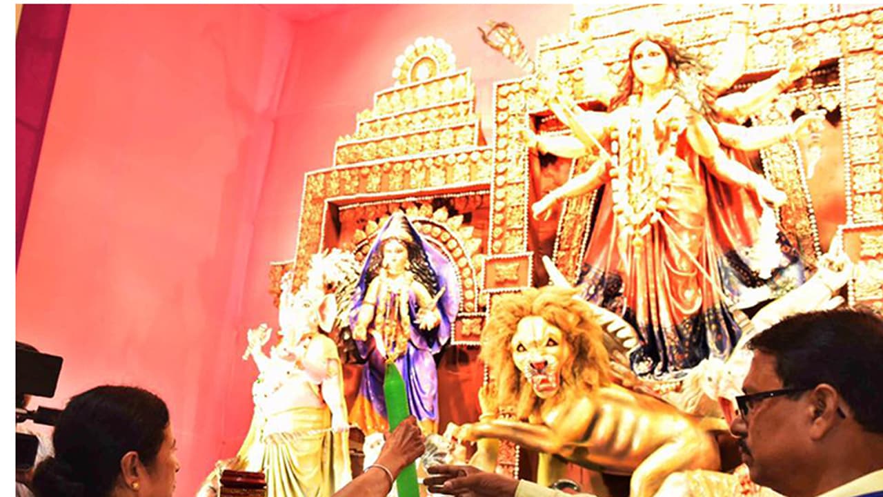 ದುರ್ಗಾ ಪೂಜೆಗೆ ಹಾಡು ಬರೆದ ಮಮತಾ ಬ್ಯಾನರ್ಜಿ ದುರ್ಗಾ ಪೂಜೆಗೆ ಹಾಡು ಬರೆದ ಮಮತಾ ಬ್ಯಾನರ್ಜಿ