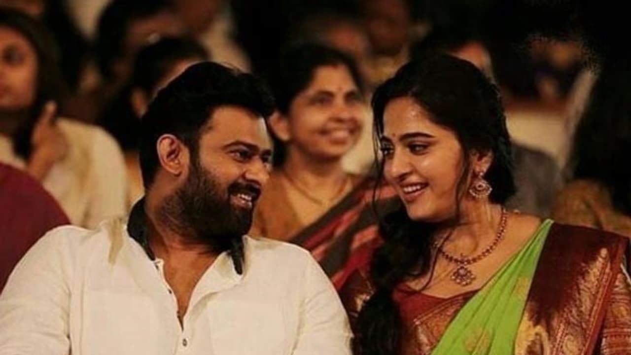 ஆமாம்...எங்கள் இருவருக்கும் இடையே “இது உள்ளது “..! அனுஷ்கா உடனான கிசு கிசுக்கு முற்றுபுள்ளி வைத்தார் பிரபாஸ்..! ஆமாம்...எங்கள் இருவருக்கும் இடையே “இது உள்ளது “..! அனுஷ்கா உடனான கிசு கிசுக்கு முற்றுபுள்ளி வைத்தார் பிரபாஸ்..!