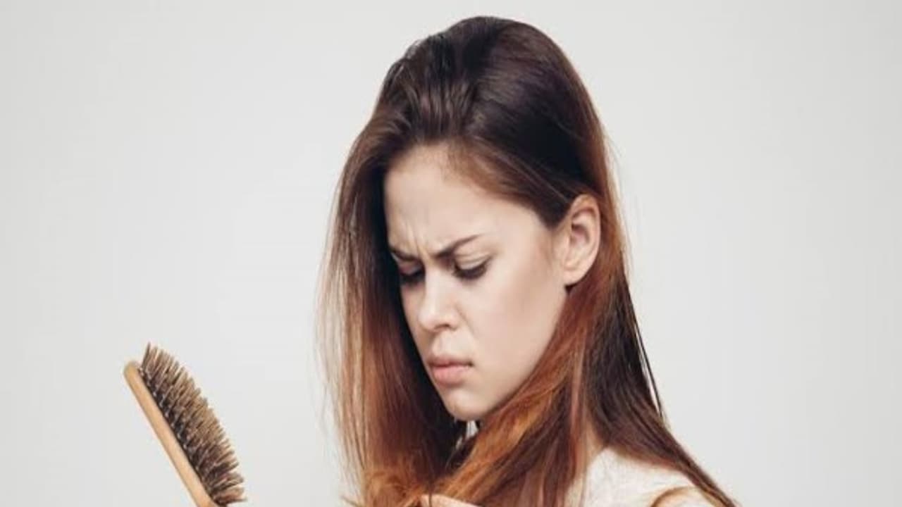 முடி உதிர்வை தடுக்க இப்படி ஒரு கிரீம் இருக்கு. தெரியுமா? நீங்களே கூட தயாரிக்கலாம்... முடி உதிர்வை தடுக்க இப்படி ஒரு கிரீம் இருக்கு. தெரியுமா? நீங்களே கூட தயாரிக்கலாம்...