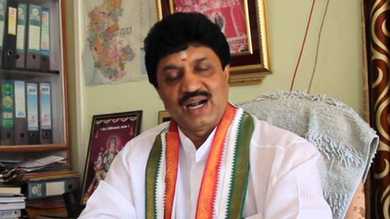 ಇವರ ಪಿತೂರಿಯಿಂದ ಸೋಲು: ದಿನೇಶ್ ಗುಂಡೂರಾವ್ ವಿರುದ್ಧ ನೆ.ಲ.ನರೇಂದ್ರ ಬಾಬು ಬಾಂಬು ಇವರ ಪಿತೂರಿಯಿಂದ ಸೋಲು: ದಿನೇಶ್ ಗುಂಡೂರಾವ್ ವಿರುದ್ಧ ನೆ.ಲ.ನರೇಂದ್ರ ಬಾಬು ಬಾಂಬು