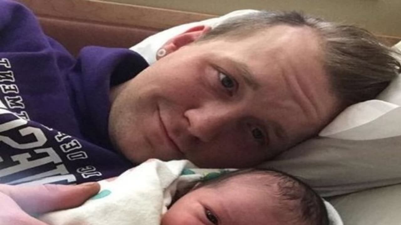 பிறந்த மகளுக்கு தன் மார்பில் பாலூட்டிய அதிசய தந்தை! பிறந்த மகளுக்கு தன் மார்பில் பாலூட்டிய அதிசய தந்தை!