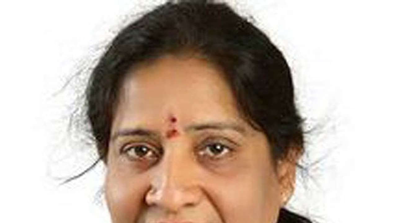 బీఆర్ఎస్ కు షాక్: మాజీ ఎమ్మెల్సీ ఆకుల లలిత రాజీనామా, కాంగ్రెస్లో చేరే చాన్స్ బీఆర్ఎస్ కు షాక్: మాజీ ఎమ్మెల్సీ ఆకుల లలిత రాజీనామా, కాంగ్రెస్లో చేరే చాన్స్