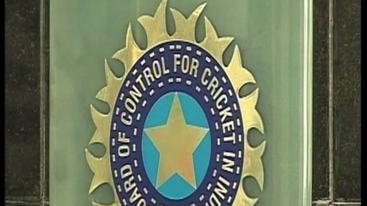 போட்டி நடுவர்கள் முதல் விடியோ ஆய்வு நிபுணர்கள் வரை அனைவருக்கும் 2 மடங்கு ஊதிய உயர்வு... போட்டி நடுவர்கள் முதல் விடியோ ஆய்வு நிபுணர்கள் வரை அனைவருக்கும் 2 மடங்கு ஊதிய உயர்வு...