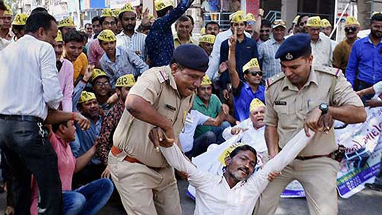 Patel agitation: Gujarat Bandh today, security tightened Patel agitation: Gujarat Bandh today, security tightened