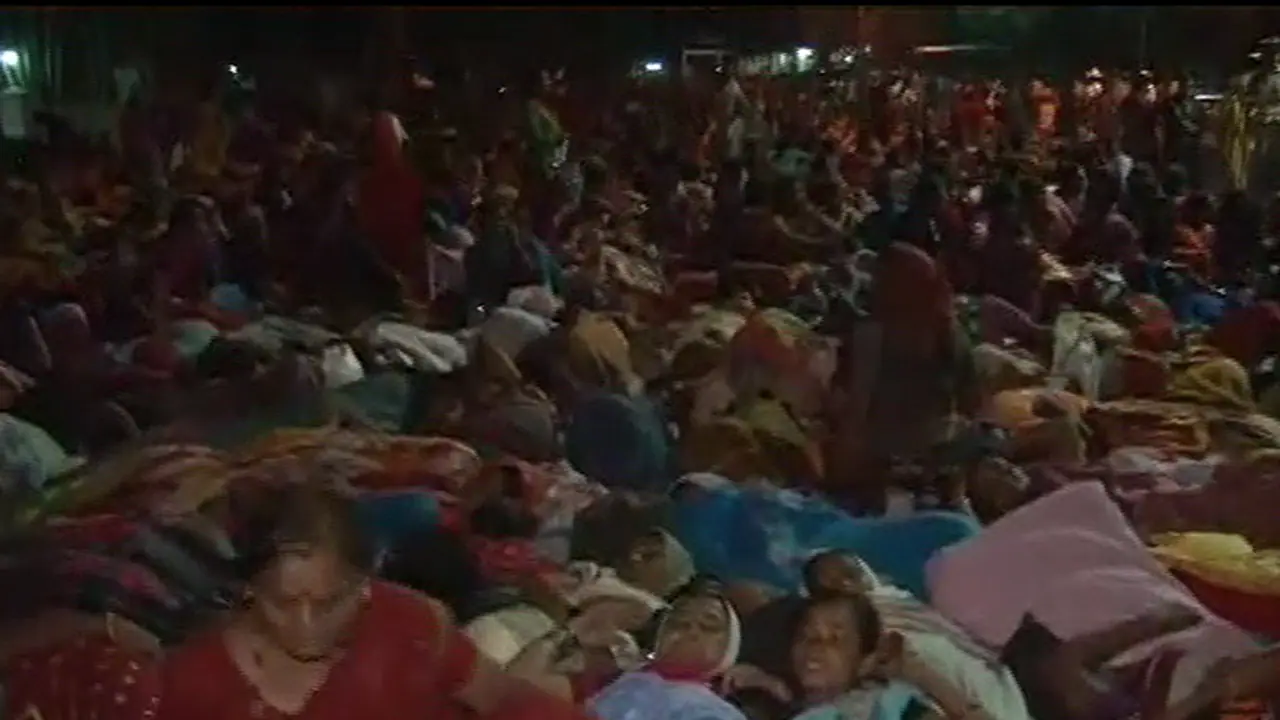 Protest: Hundreds of women hostel employees sleep on road in front of railway station Protest: Hundreds of women hostel employees sleep on road in front of railway station