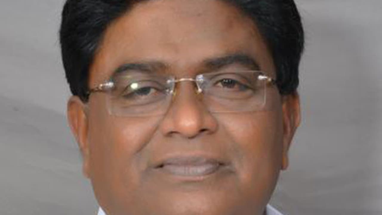 ‘బీకాంలో ఫిజిక్స్’ అంతపని చేసిందా...? ( video) ‘బీకాంలో ఫిజిక్స్’ అంతపని చేసిందా...? ( video)