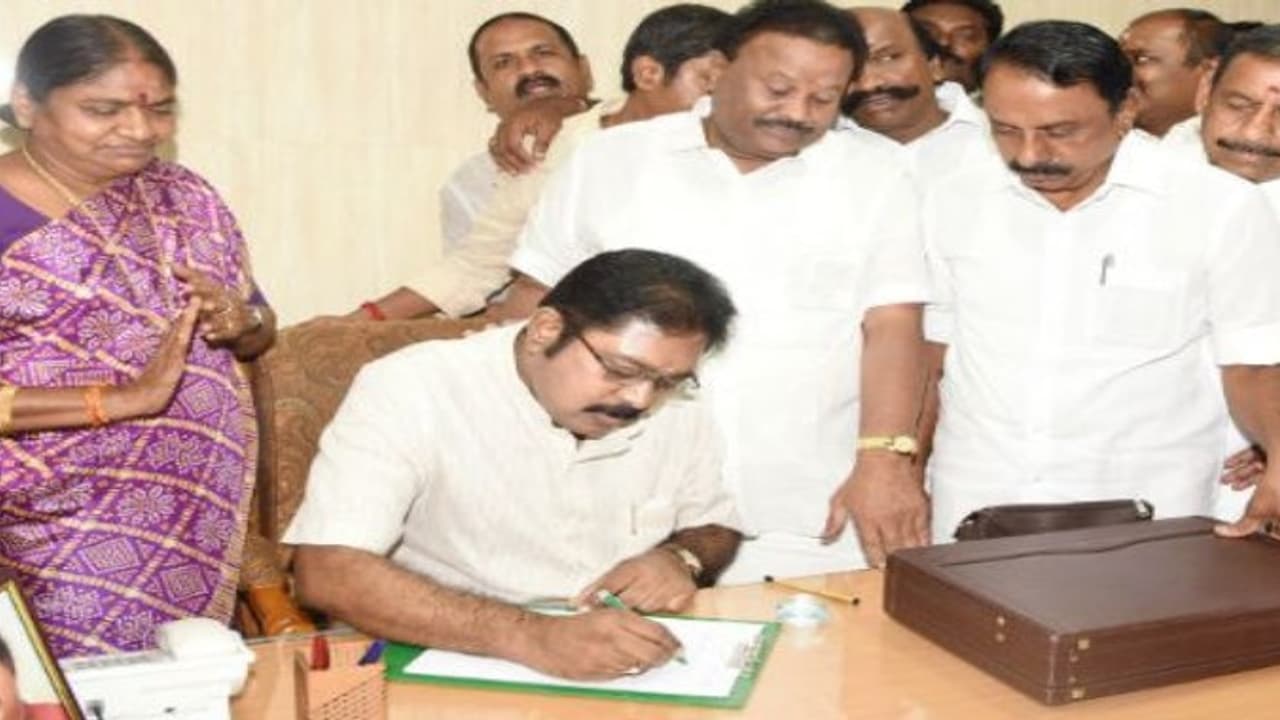 ஆர்.கே.நகரில் களம் இறங்கும் டிடிவி தினகரன்...? பட்டையை கிளப்பும் பரபரப்பு பேட்டி ஆர்.கே.நகரில் களம் இறங்கும் டிடிவி தினகரன்...? பட்டையை கிளப்பும் பரபரப்பு பேட்டி