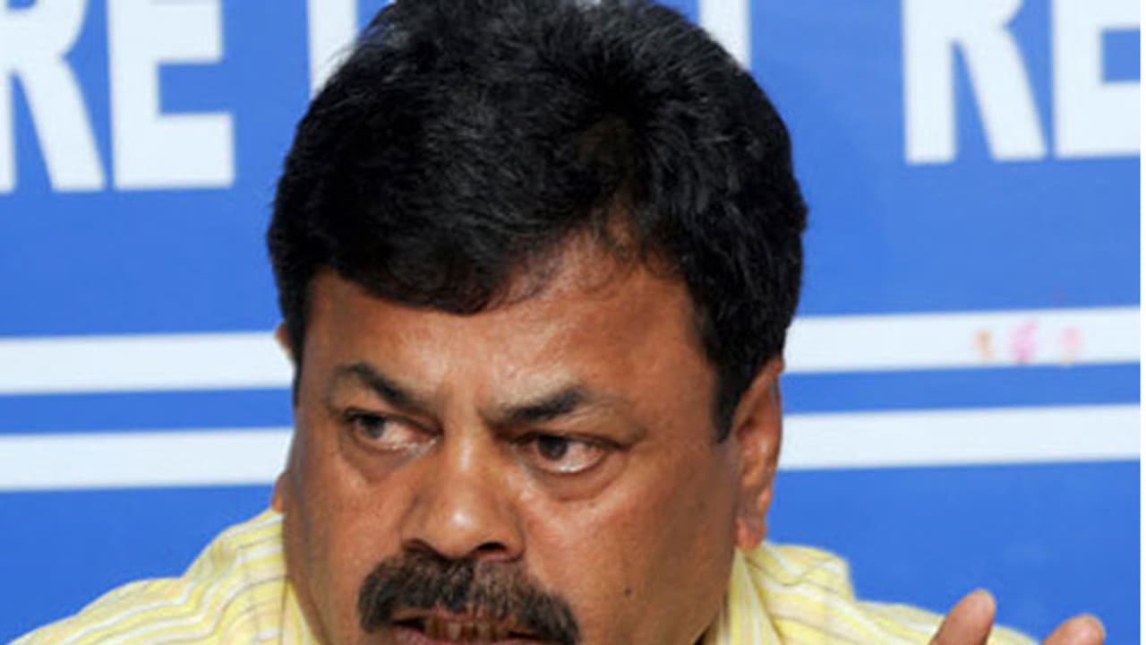 ರೇಣುಕಾಚಾರ್ಯ ಪ್ರಯಾಣಿಸುತ್ತಿದ್ದ ಕಾರಿನಲ್ಲಿ 2.96 ಲಕ್ಷ ರೂ. ಹಣ ಪತ್ತೆ