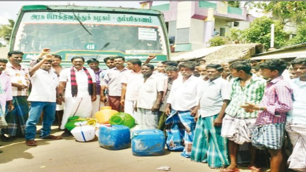 இரண்டு வாரங்களாக குடிநீரை காணவில்லை; வீதியில் இறங்கி 100 க்கும் மேற்பட்டோர் மறியல்… இரண்டு வாரங்களாக குடிநீரை காணவில்லை; வீதியில் இறங்கி 100 க்கும் மேற்பட்டோர் மறியல்…