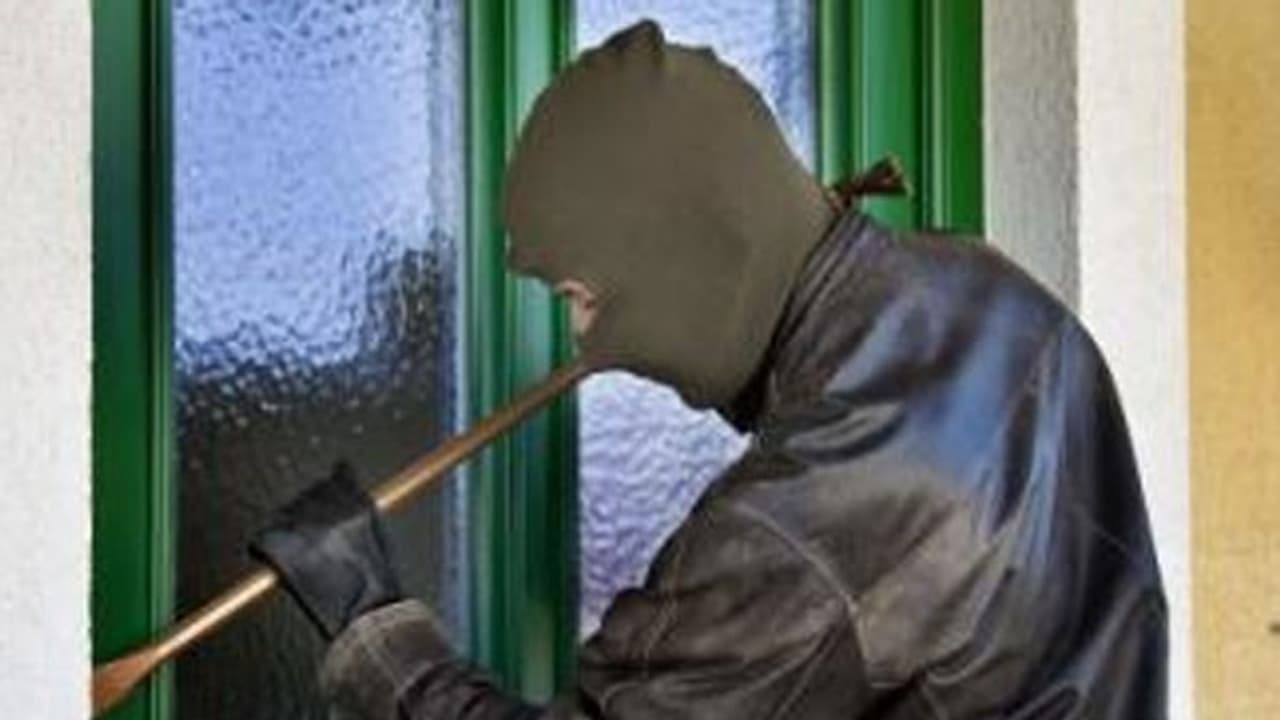 உள்ளே நுழைந்த 2 திருடனுங்க. ஒரே ஒரு பெண் 2 பேரை சமாளித்தது எப்படி? வீட்டு ஓனரம்மா செய்த பயங்கர நிகழ்வு..! உள்ளே நுழைந்த 2 திருடனுங்க. ஒரே ஒரு பெண் 2 பேரை சமாளித்தது எப்படி? வீட்டு ஓனரம்மா செய்த பயங்கர நிகழ்வு..!