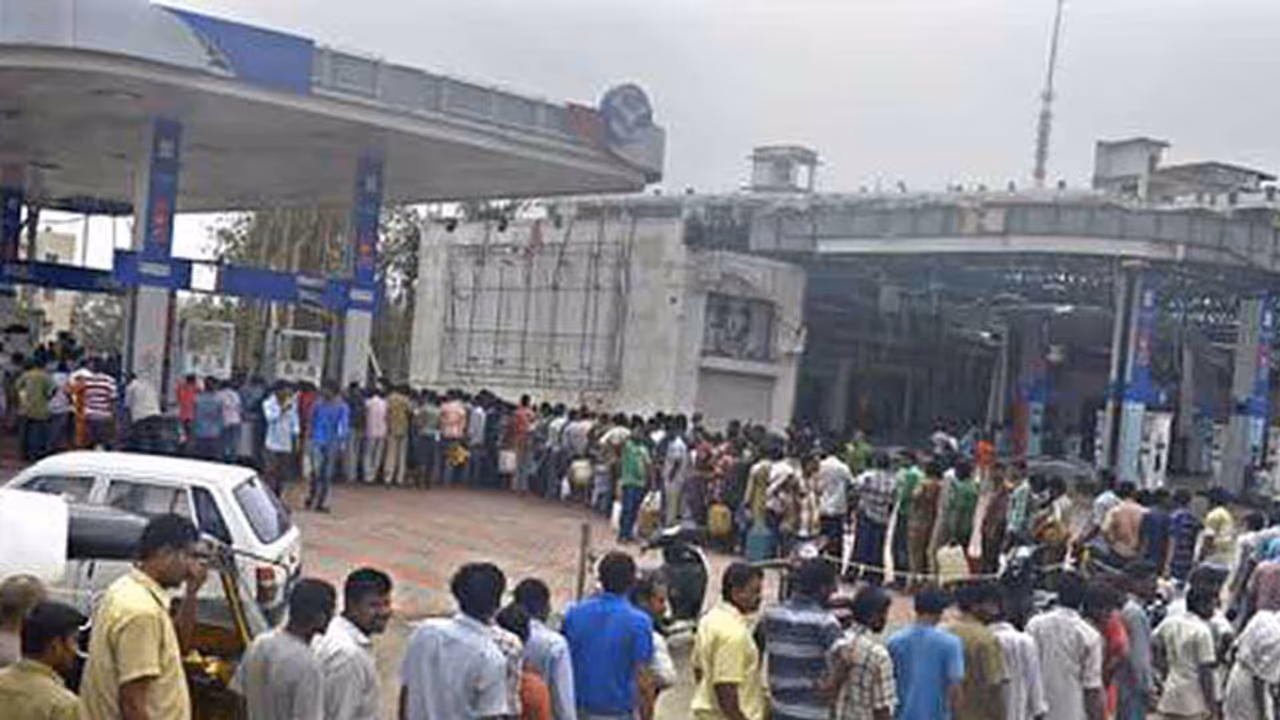 ಕರ್ನಾಟಕ ಗಡಿ ಬಂಕ್ಗೆ ಮಹಾ ವಾಹನಗಳ ಲಗ್ಗೆ ಕರ್ನಾಟಕ ಗಡಿ ಬಂಕ್ಗೆ ಮಹಾ ವಾಹನಗಳ ಲಗ್ಗೆ