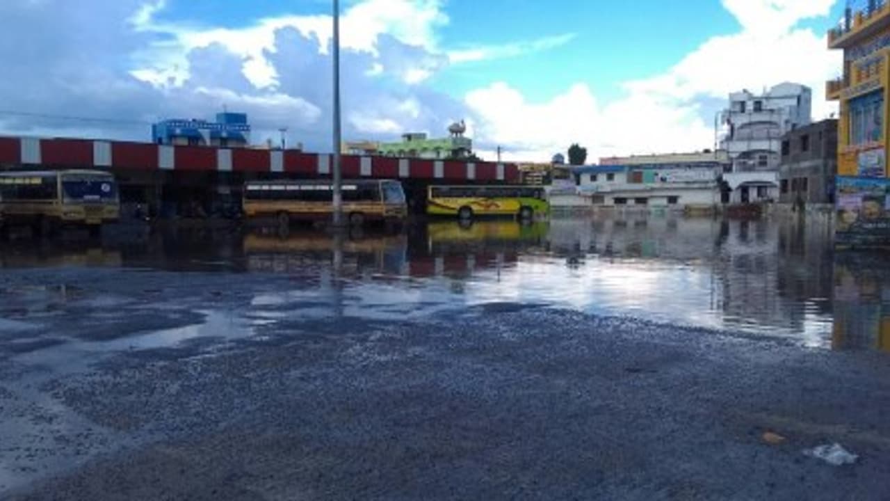 கிருஷ்ணகிரியில் வெளுத்து வாங்கிய மழை – சாலையெங்கும் ஆறாக ஓடிய தண்ணீர்... கிருஷ்ணகிரியில் வெளுத்து வாங்கிய மழை – சாலையெங்கும் ஆறாக ஓடிய தண்ணீர்...