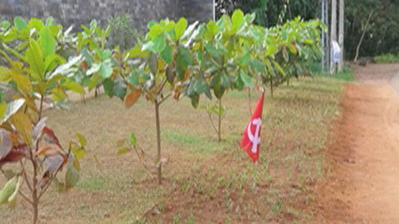 പണം കൊടുക്കാത്തതിന് സമരം; സി.പി.എമ്മിന്റെ എതിര്പ്പിനെ തുടര്ന്ന് 100 കോടിയുടെ പദ്ധതി ഉപേക്ഷിക്കാനൊരുങ്ങി യുവ വ്യവസായി പണം കൊടുക്കാത്തതിന് സമരം; സി.പി.എമ്മിന്റെ എതിര്പ്പിനെ തുടര്ന്ന് 100 കോടിയുടെ പദ്ധതി ഉപേക്ഷിക്കാനൊരുങ്ങി യുവ വ്യവസായി