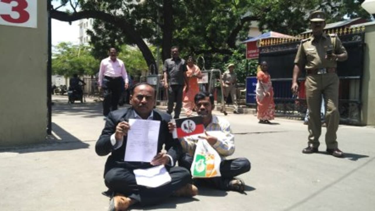 "ஒருத்தன் இருந்தாலும் முரட்டுத்தனமா மிரட்டுவோம்டா..!!" கமிஷனர் அலுவலகத்தைக் கலக்கிய தீபா ஆதரவாளர் "ஒருத்தன் இருந்தாலும் முரட்டுத்தனமா மிரட்டுவோம்டா..!!" கமிஷனர் அலுவலகத்தைக் கலக்கிய தீபா ஆதரவாளர்