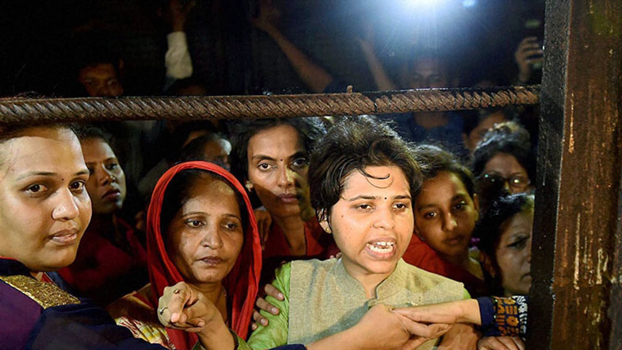 Trupti Desai enters Mumbai’s Haji Ali dargah Trupti Desai enters Mumbai’s Haji Ali dargah