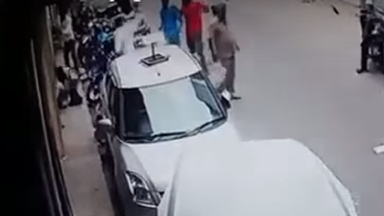 കോടതിയില് ഹാജരാകാനെത്തിയ ഗുണ്ടാത്തലവനെ നടുറോഡില് വെട്ടിക്കൊന്നു വീഡിയോ കോടതിയില് ഹാജരാകാനെത്തിയ ഗുണ്ടാത്തലവനെ നടുറോഡില് വെട്ടിക്കൊന്നു വീഡിയോ