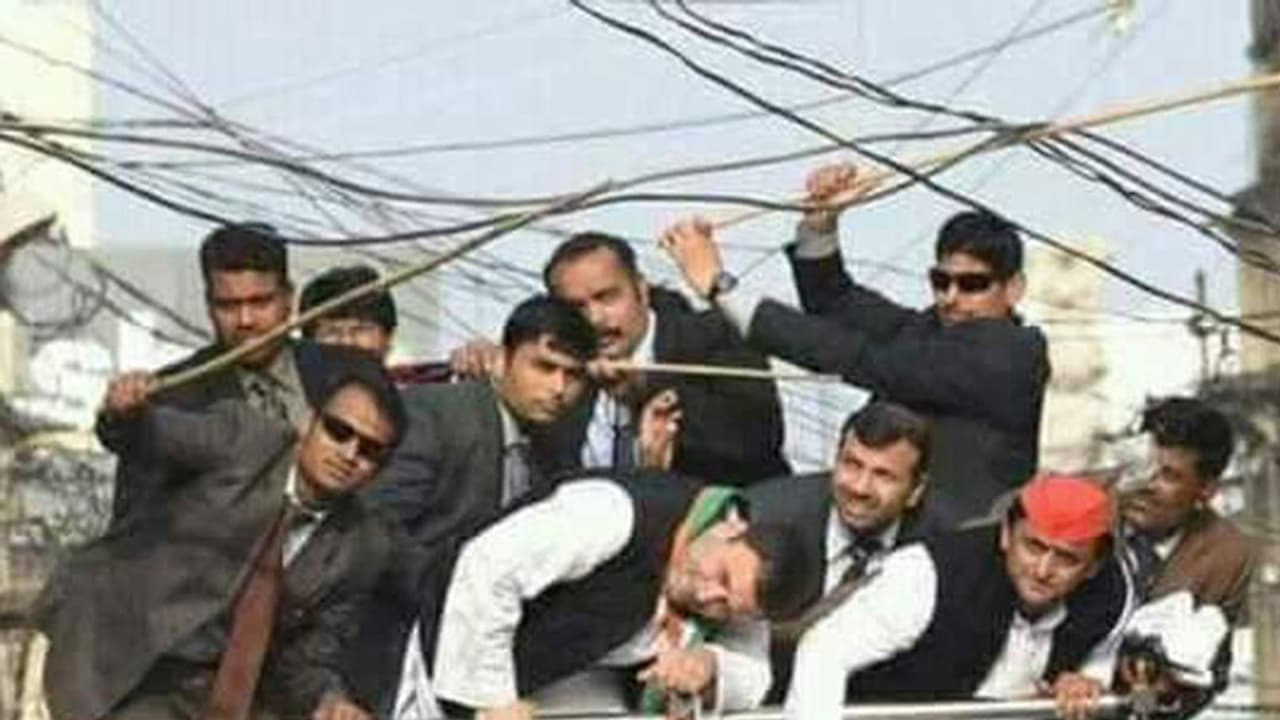 ಎಲೆಕ್ಟ್ರಿಕ್ ಶಾಕ್'ನಿಂದ ರಾಹುಲ್ ಅಖಿಲೇಶ್ ಬಚಾವ್ ಎಲೆಕ್ಟ್ರಿಕ್ ಶಾಕ್'ನಿಂದ ರಾಹುಲ್ ಅಖಿಲೇಶ್ ಬಚಾವ್