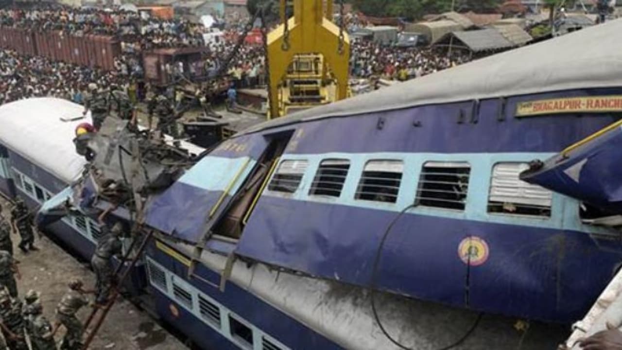 ரயில் விபத்துக்களுக்கு யார் காரணம்? பாதுகாப்பு ஆய்வு அறிக்கையில் பகீர் தகவல் ரயில் விபத்துக்களுக்கு யார் காரணம்? பாதுகாப்பு ஆய்வு அறிக்கையில் பகீர் தகவல்